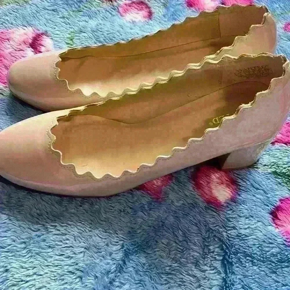 Beige faux patten leather scallop heels size 8#classy#girly#oldmoney#femine - Picture 10 of 10